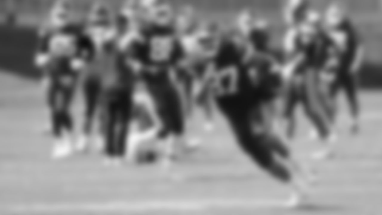 Kansas City Chiefs tight end Travis Kelce (87) runs with the ball during practice on Wednesday September 7, 2022.