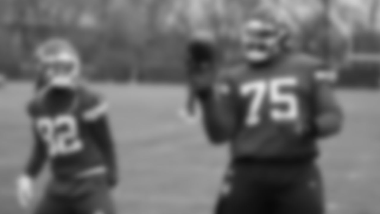 Kansas City Chiefs tackle Darian Kinnard (75) practices catching after practice on Thursday, November 17, 2022.