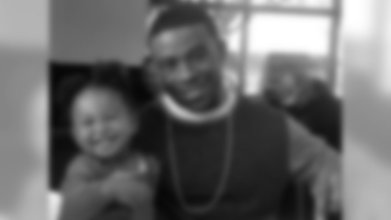 Chiefs RB Shaun Draughn with daughter London