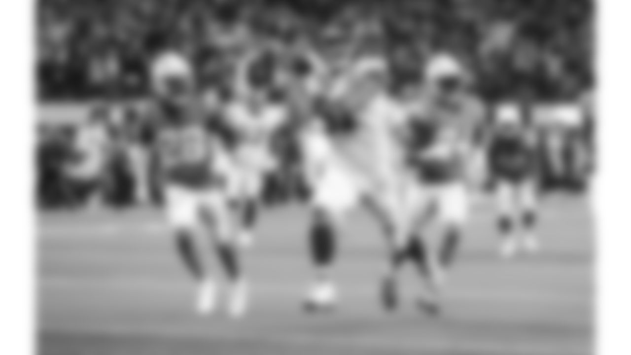 Kansas City Chiefs tight end Travis Kelce (87) runs the ball into the end zone for a game winning touchdown in overtime of an NFL football game against the Los Angeles Chargers, Thursday, December 16, 2021 in Los Angeles.