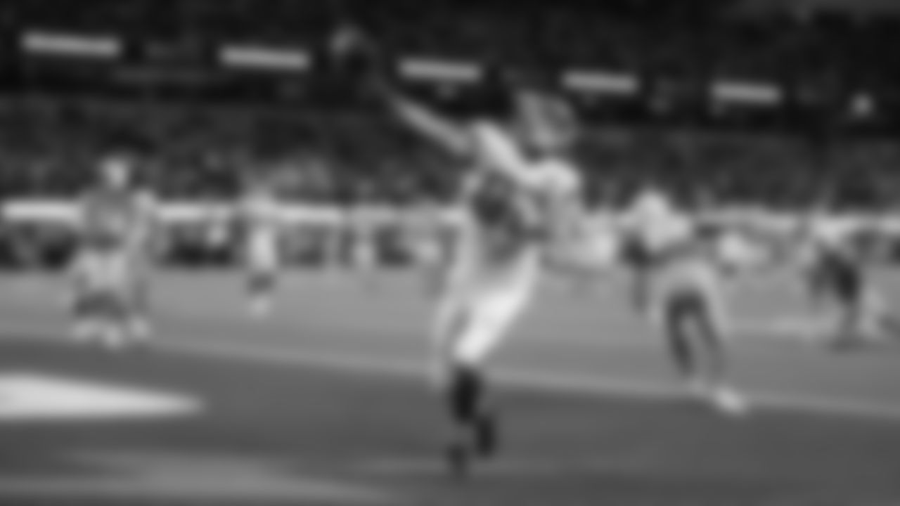 Kansas City Chiefs face off against the Los Angeles Chargers at SoFi Stadium on November 20, 2022 in Los Angeles, California