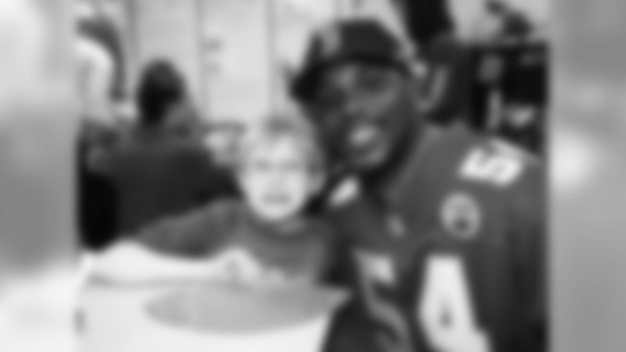 Kansas City Chiefs LB Dezman Moses visits William Yates Elementary school