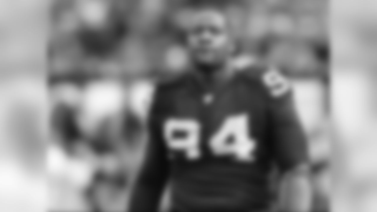 Oakland Raiders defensive tackle Antonio Smith (94)