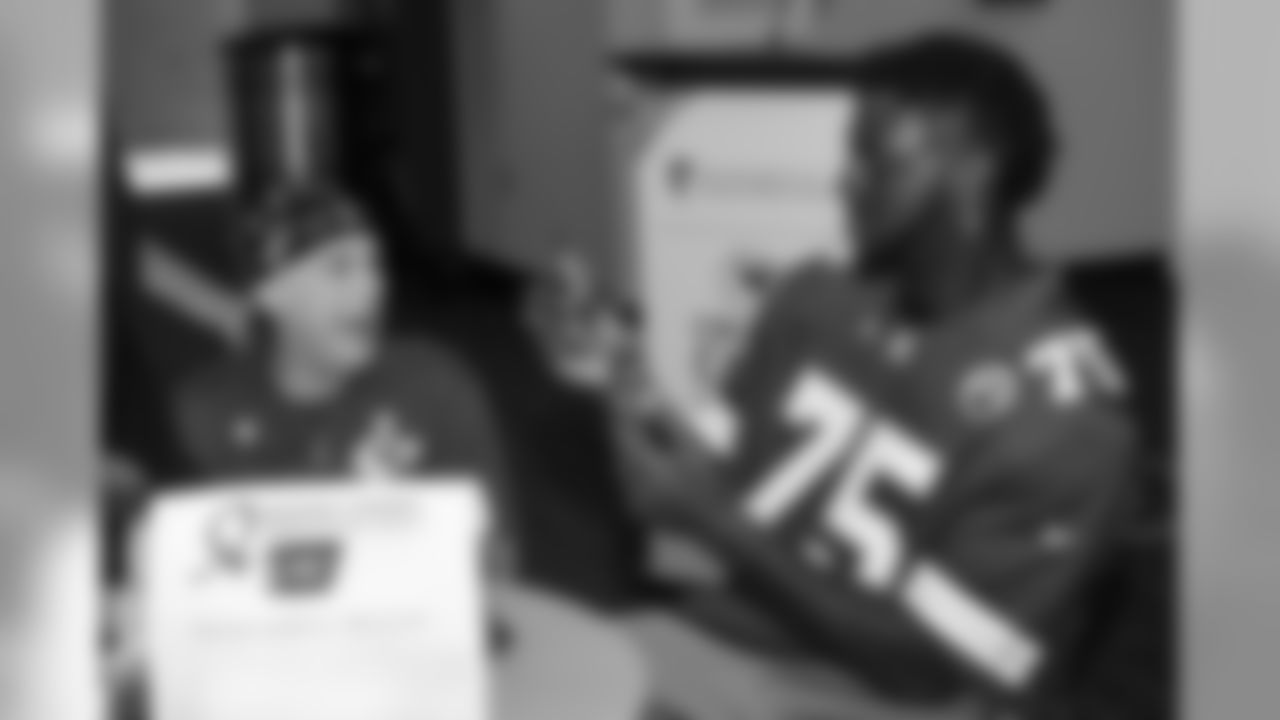 In honor of the NFL's Crucial Catch initiative, the Chiefs offensive line host a "Look Good Feel Better" session for local women battling cancer.