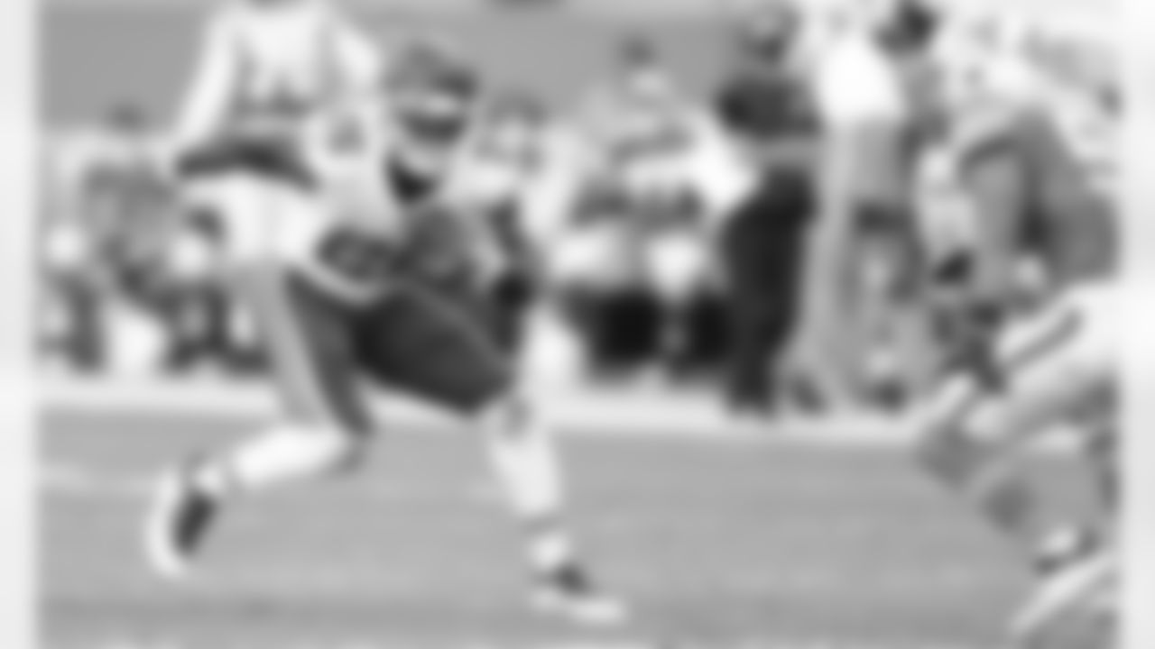 Kansas City Chiefs Running Back Le'Veon Bell (26) runs with the ball during to an NFL Football game against the Miami Dolphins, Sunday December 13, 2020 in Miami Gardens.