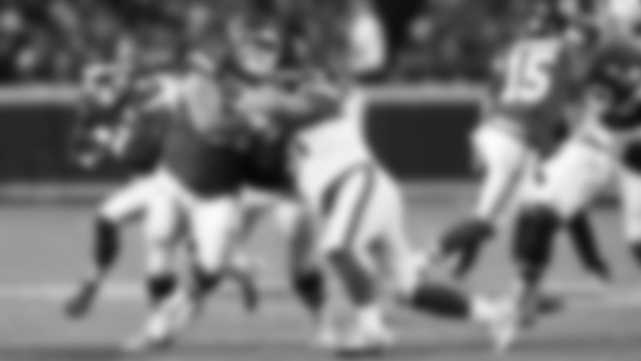Kansas City Chiefs face off against the Los Angeles Rams at GEHA Field at Arrowhead Stadium on November 27, 2022.