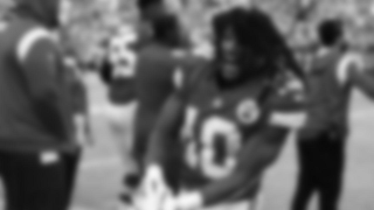 Kansas City Chiefs face off against the Denver Broncos at GEHA Field at Arrowhead Stadium on January 1, 2023.