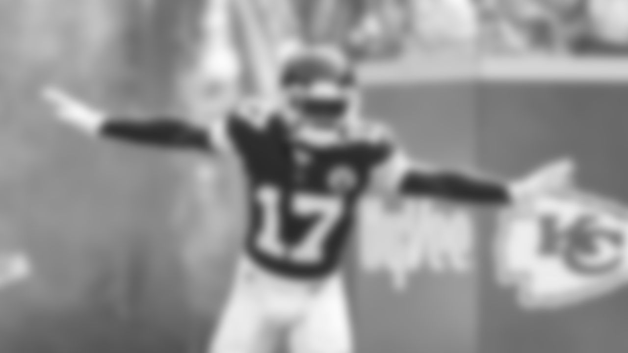 Kansas City Chiefs wide receiver Mecole Hardman (17) in run outs prior to an NFL football game against the Cleveland Browns, Sunday, September 12, 2021 in Kansas City.