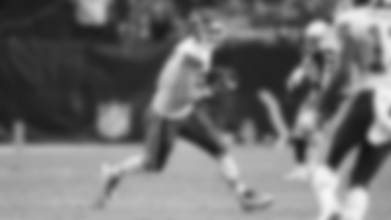 Kansas City Chiefs tight end Travis Kelce (87) runs the ball during preseason game two against the Arizona Cardinals, Friday, Aug. 20th, 2021.