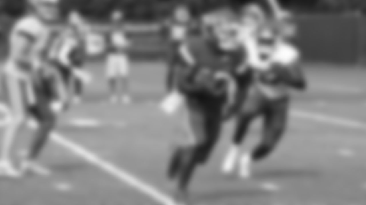 Kansas City Chiefs running back Derrick Gore (40) runs the ball during practice at The University of Kansas Health System Training Complex.