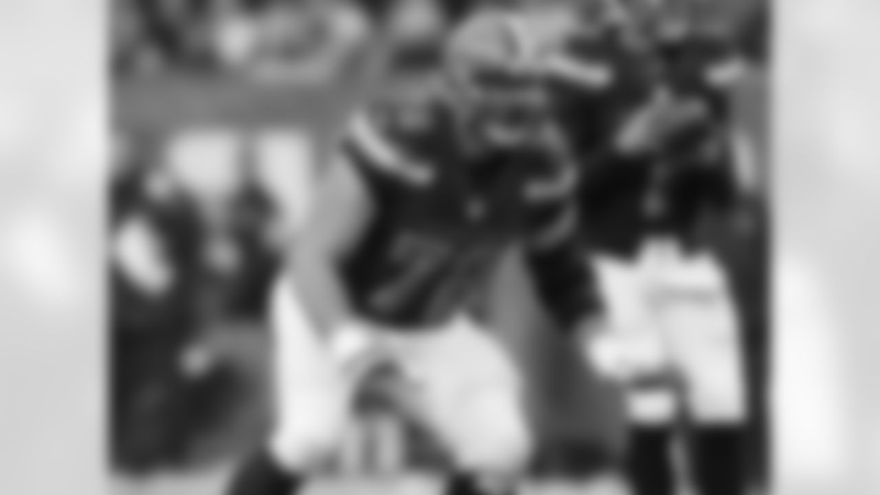 OL Mitch Schwartz signed March 10, 2016