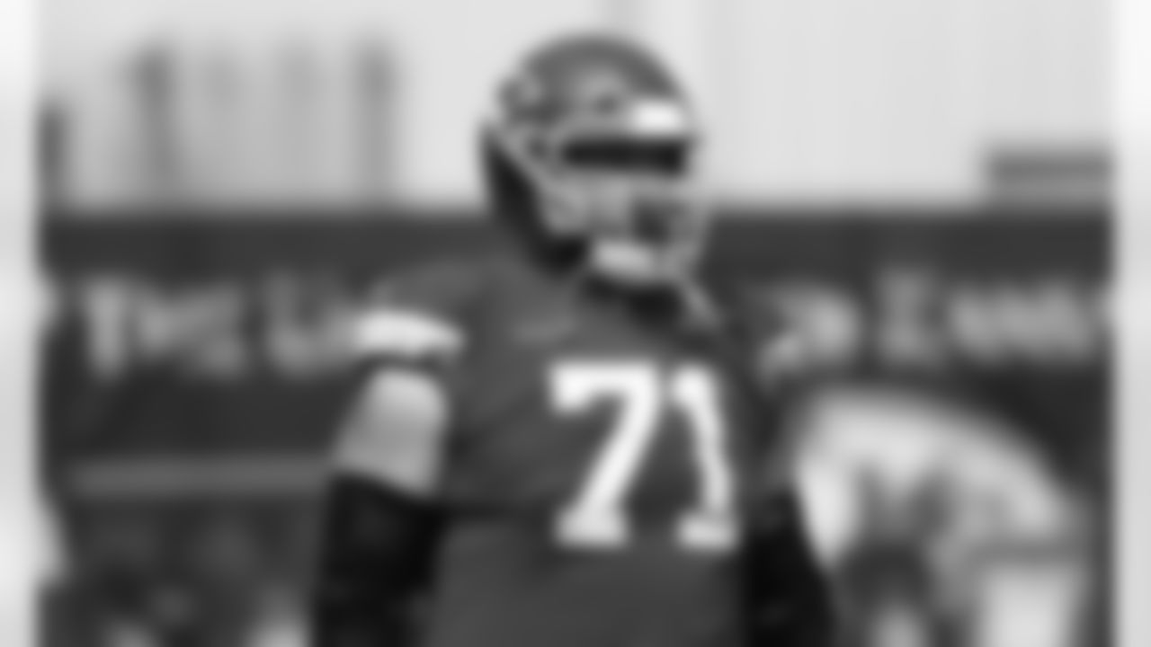 Kansas City Chiefs offensive lineman Mitchell Schwartz (71) during practice at the University of Kansas Health System Training Complex