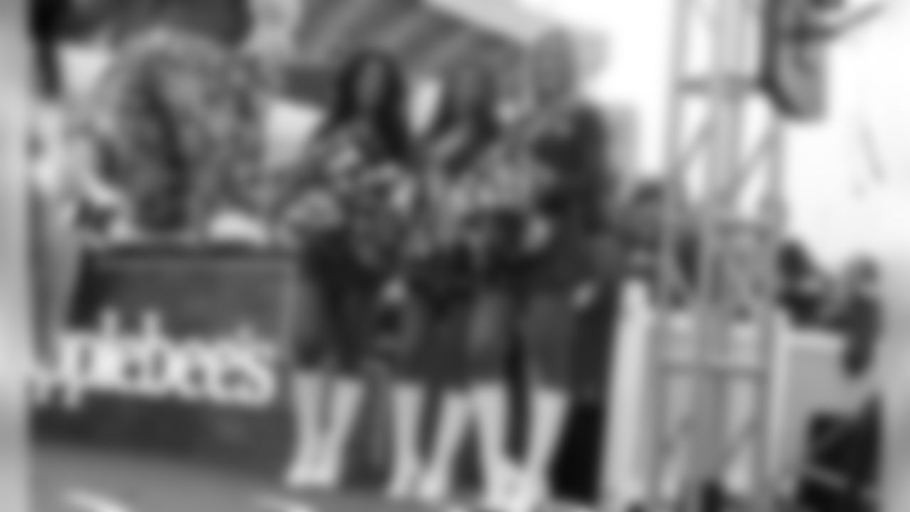 011_2019_GB_Cheer