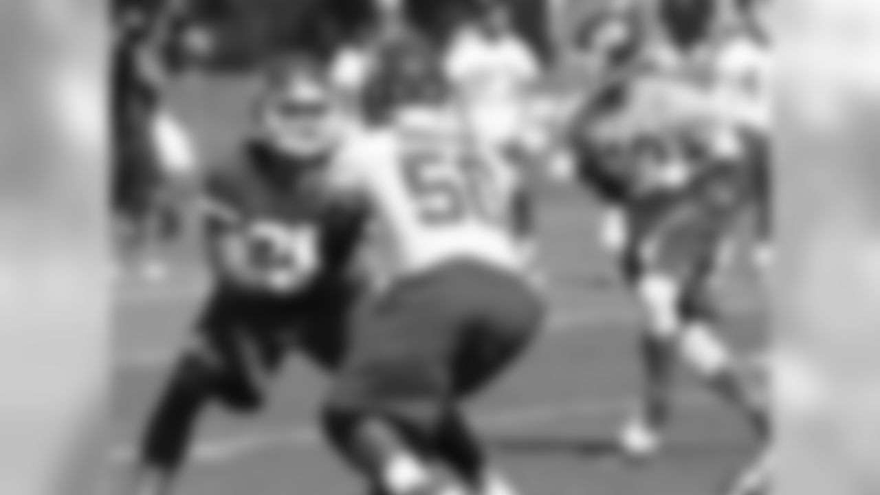 TE Anthony Fasano preparing to block LB Justin Houston.