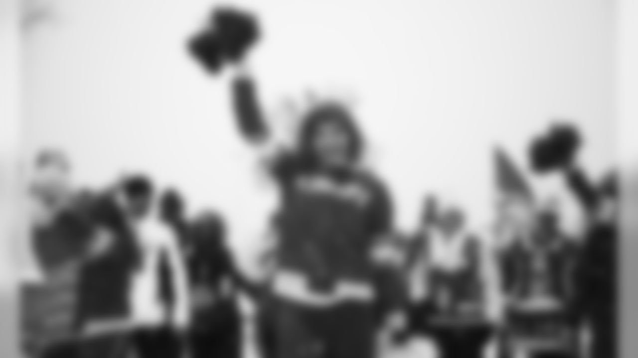 002-19KCvDEN_Cheer