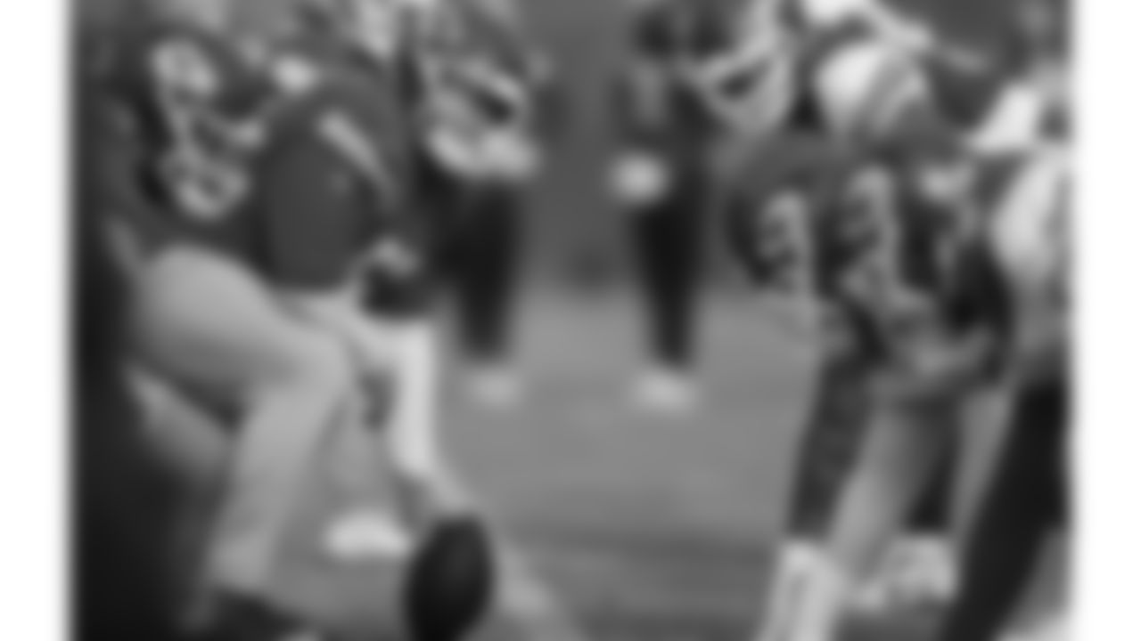 Kansas City Chiefs center Creed Humphrey (52) prior to the snap during practice on Thursday, December 1, 2022.
