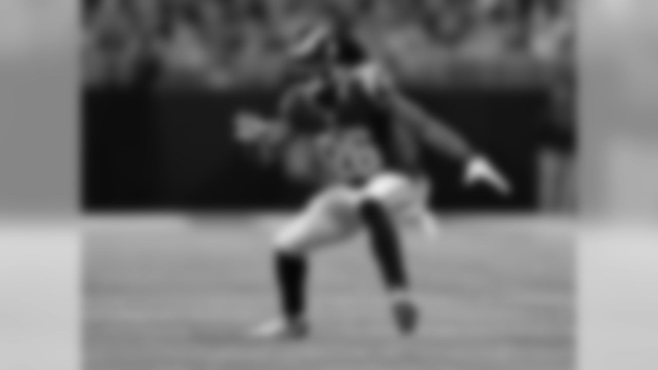 Rams LB/S Mark Barron (26)