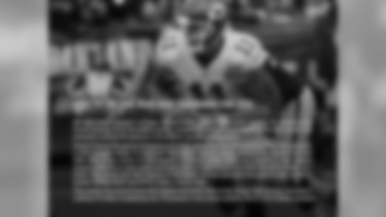 SMITH ON THE RUN AND THROUGH THE AIR: QB Alex Smith capped a 9-play, 56-yard drive with a three-yard rushing TD, marking the fourth rushing TD of his Chiefs career, second this season and eighth of his NFL career. His previous rushing TD came on a 12-yard run vs. Detroit (London).
Smith finished the game completing 16 of his 22 passes for 162 yards and two TDs, good for a 123.7 passer rating. It marks his fifth 100.0+ passer rating game of the season and the 25th time in his career he has logged a 100.0 or better rating as a starter in the regular season with 20 or more pass attempts. He 5-0 this season and 24-1 overall in those contests. This marks the third season in his career he has recorded five games with a 100.0+ passer rating (2012 and 2014), tying a career-high.
This marks the second time this season and third time of his career that he has recorded a rushing TD while completing two TD passes in the same contest. He is 3-0 in those contests.