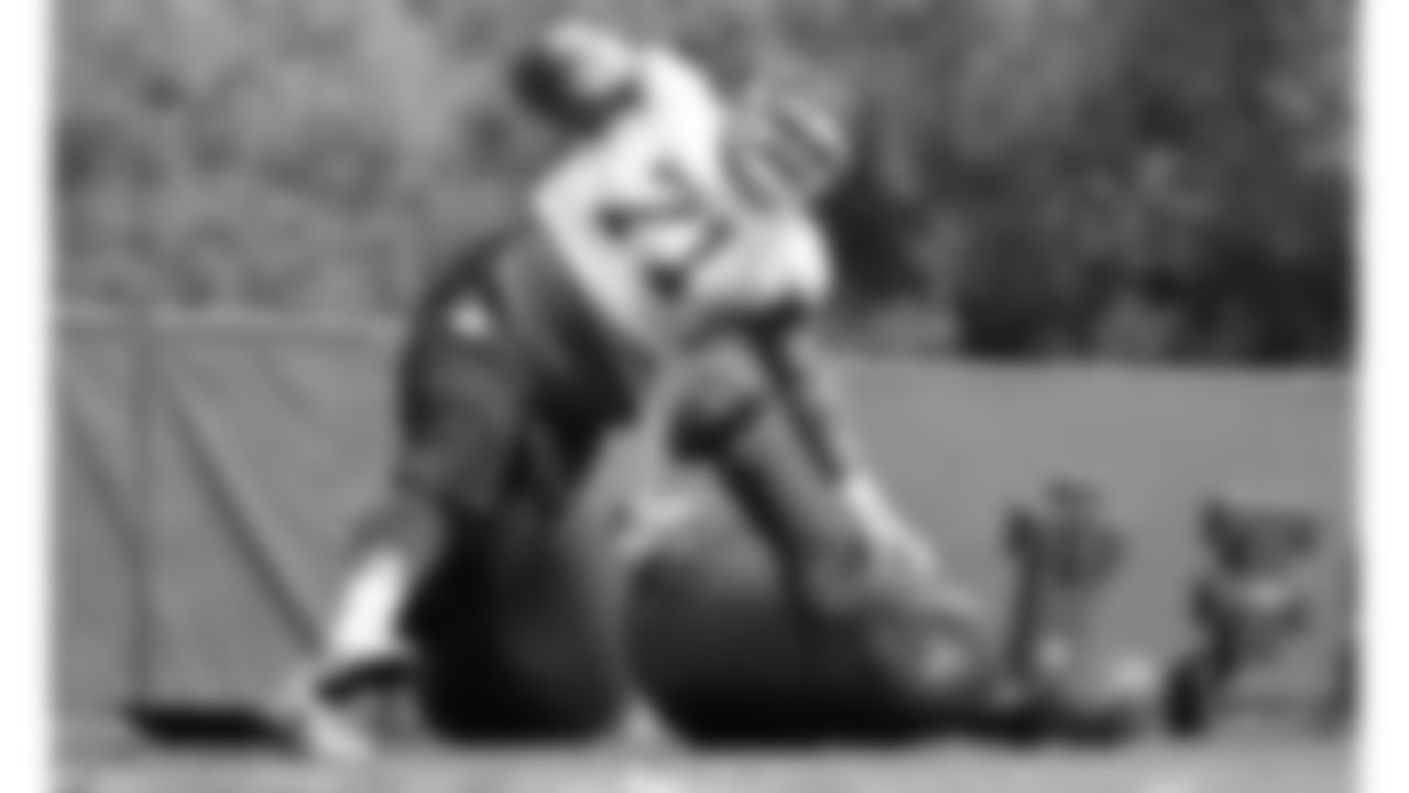 Kansas City Chiefs nose tackle Danny Shelton (71) practices defensive drills during practice on Wednesday September 21, 2022.