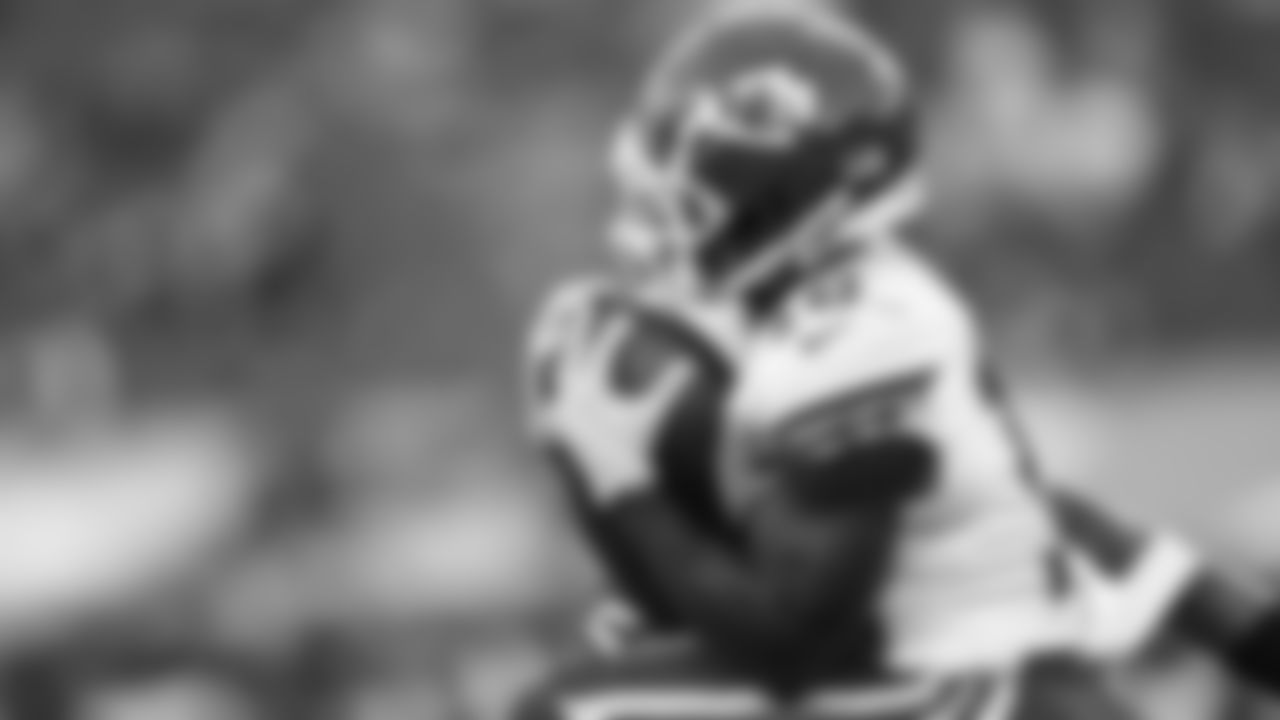 Kansas City Chiefs Wide Receiver Tyreek Hill (10) makes a catch during an NFL Football game against the Tampa Bay Buccaneers, Sunday November 30, 2020 in Tampa Bay.