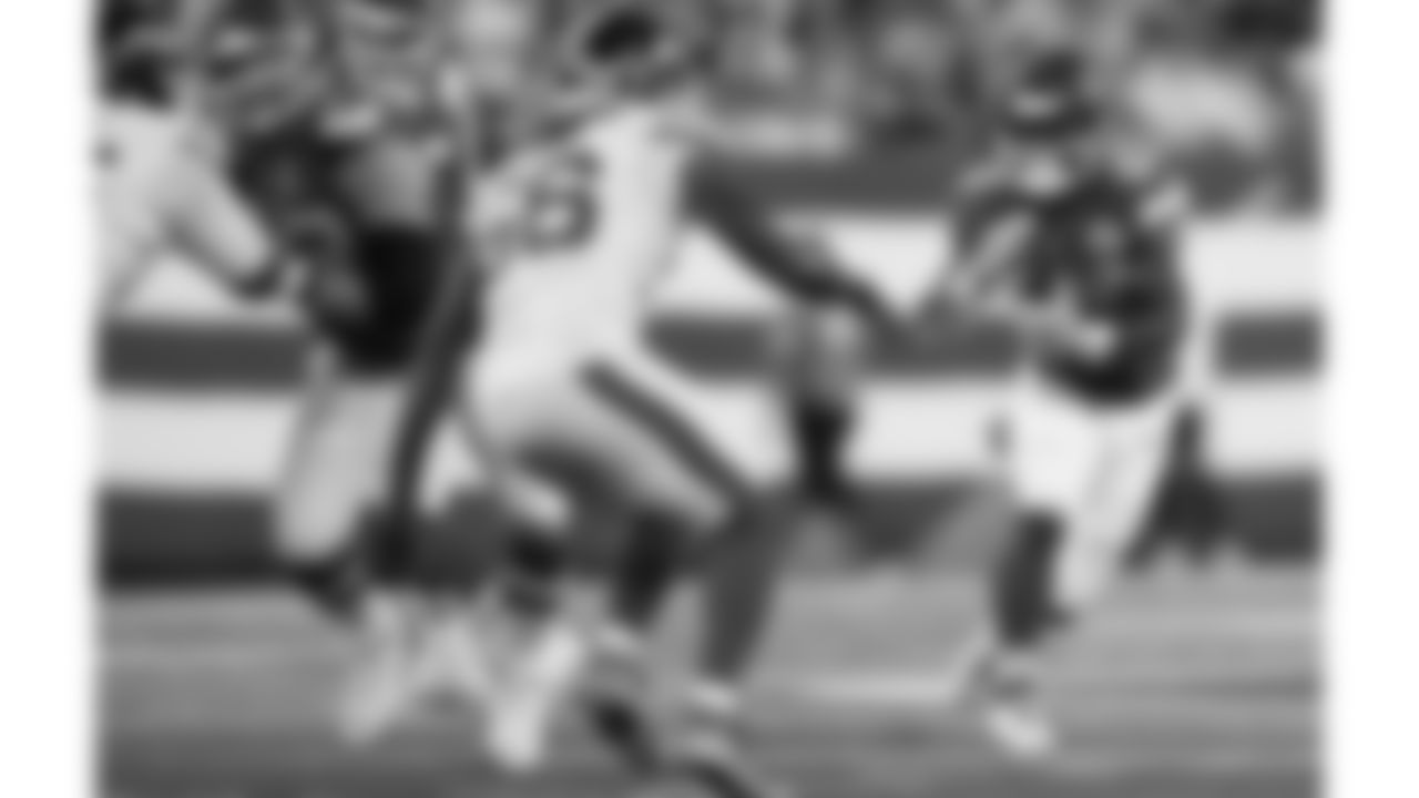 Kansas City Chiefs running back Clyde Edwards-Helaire (25) runs with the ball during the regular season Week 4 NFL Football Game on Sunday, October 1, 2023 at MetLife Stadium in East Rutherford, NJ.