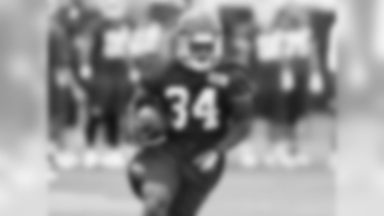 34 - Knile Davis - RB // HT. 5-10, WT. 227 // College: Arkansas // Hometown: Missouri City, Texas