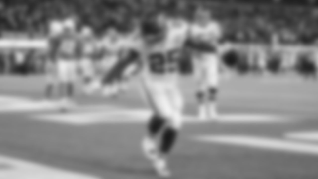 Kansas City Chiefs running back Clyde Edwards-Helaire (25) during an NFL football game against the Los Angeles Chargers on Thursday, December 16, 2021 in Los Angeles.