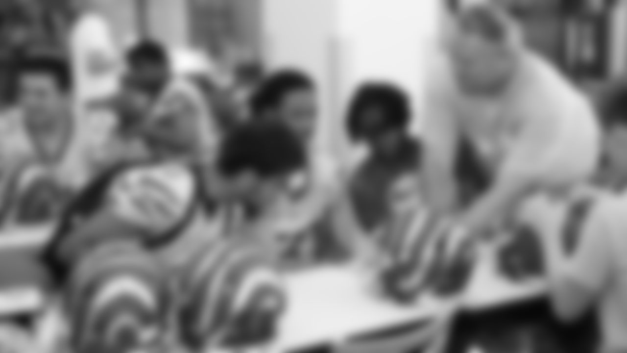 033_NFL_Huddle_100