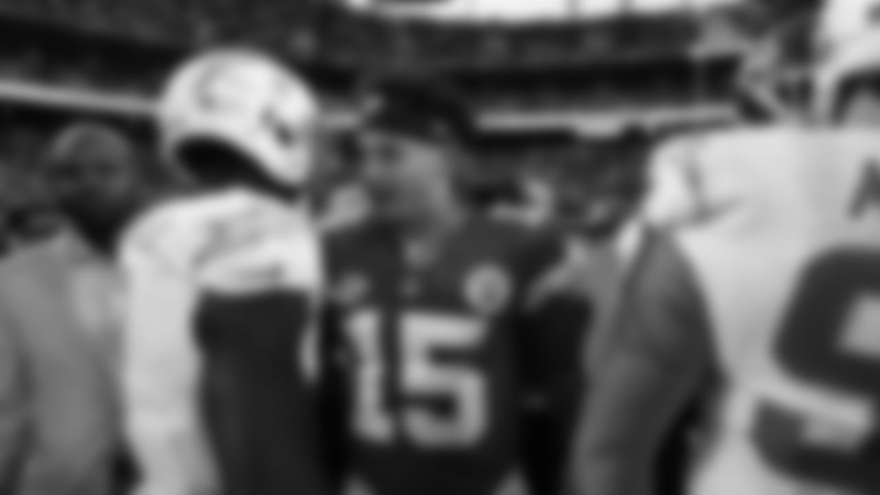 The Kansas City Chiefs face off against the Los Angeles Chargers at GEHA Field at Arrowhead Stadium on October 22, 2023.