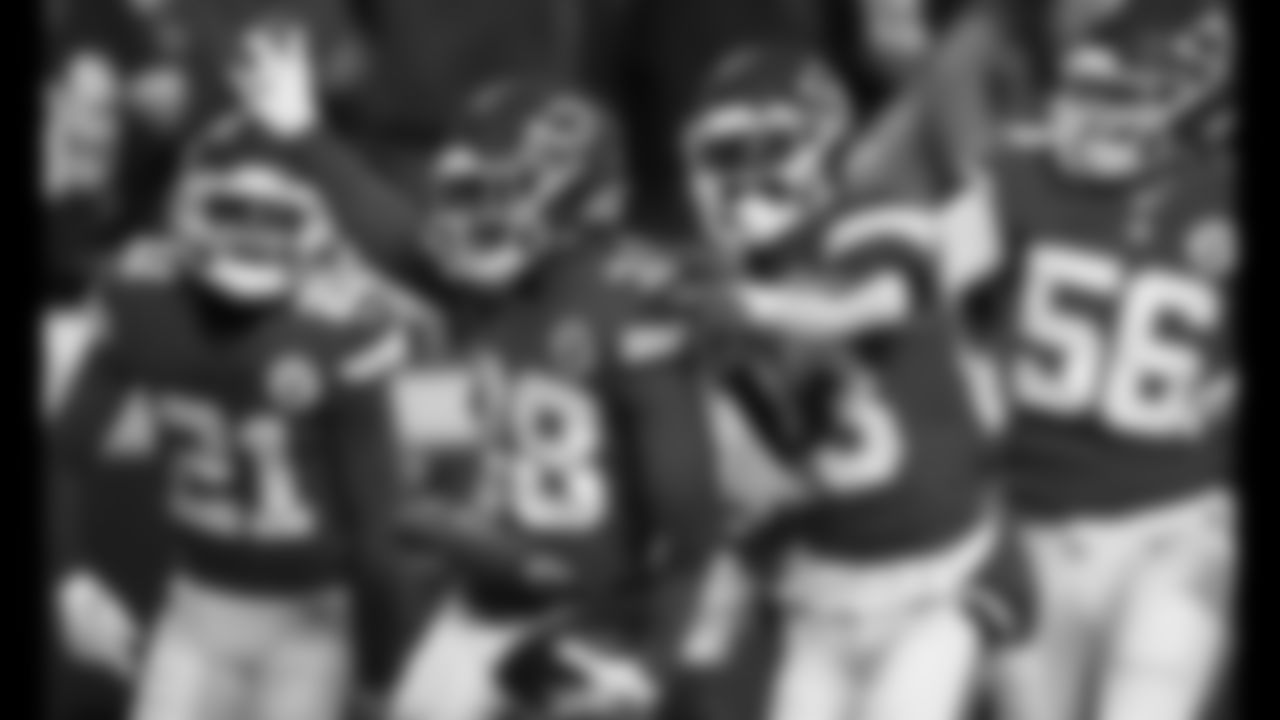 Kansas City Chiefs face off against the Los Angeles Rams at GEHA Field at Arrowhead Stadium on November 27, 2022.
