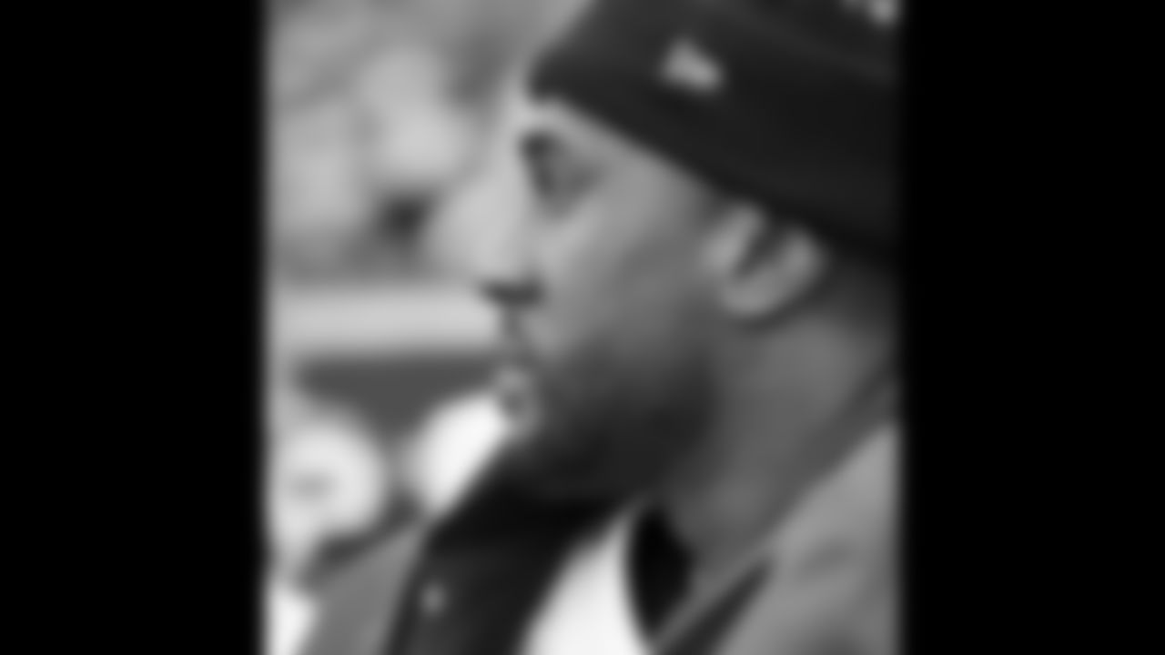 Kansas City Chiefs defensive end Alex Okafor (97) prior to an NFL football game against the Cincinnati Bengals, Sunday, January 2, 2021 in Cincinnati.