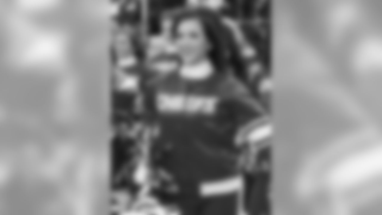 015_2018_ChiefsRaiders_Cheer