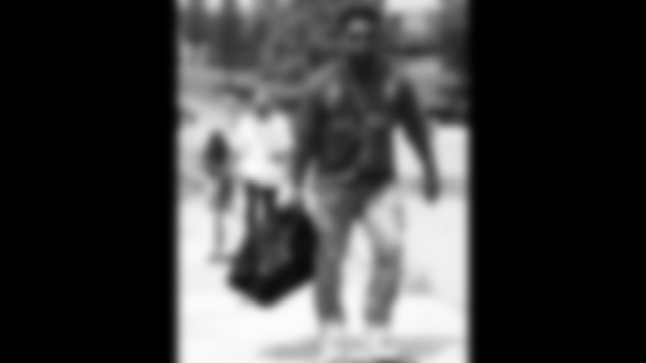 Kansas City Chiefs running back Clyde Edwards-Helaire (25) arrives at the Kansas City airport on travel day for the trip to San Francisco to play the 49ers.