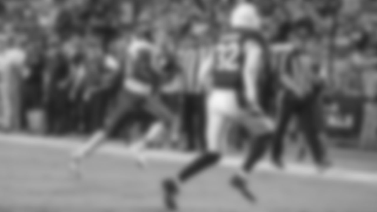 Kansas City Chiefs running back Derrick Gore (40) runs the ball during preseason game two against the Arizona Cardinals, Friday, Aug. 20th, 2021.