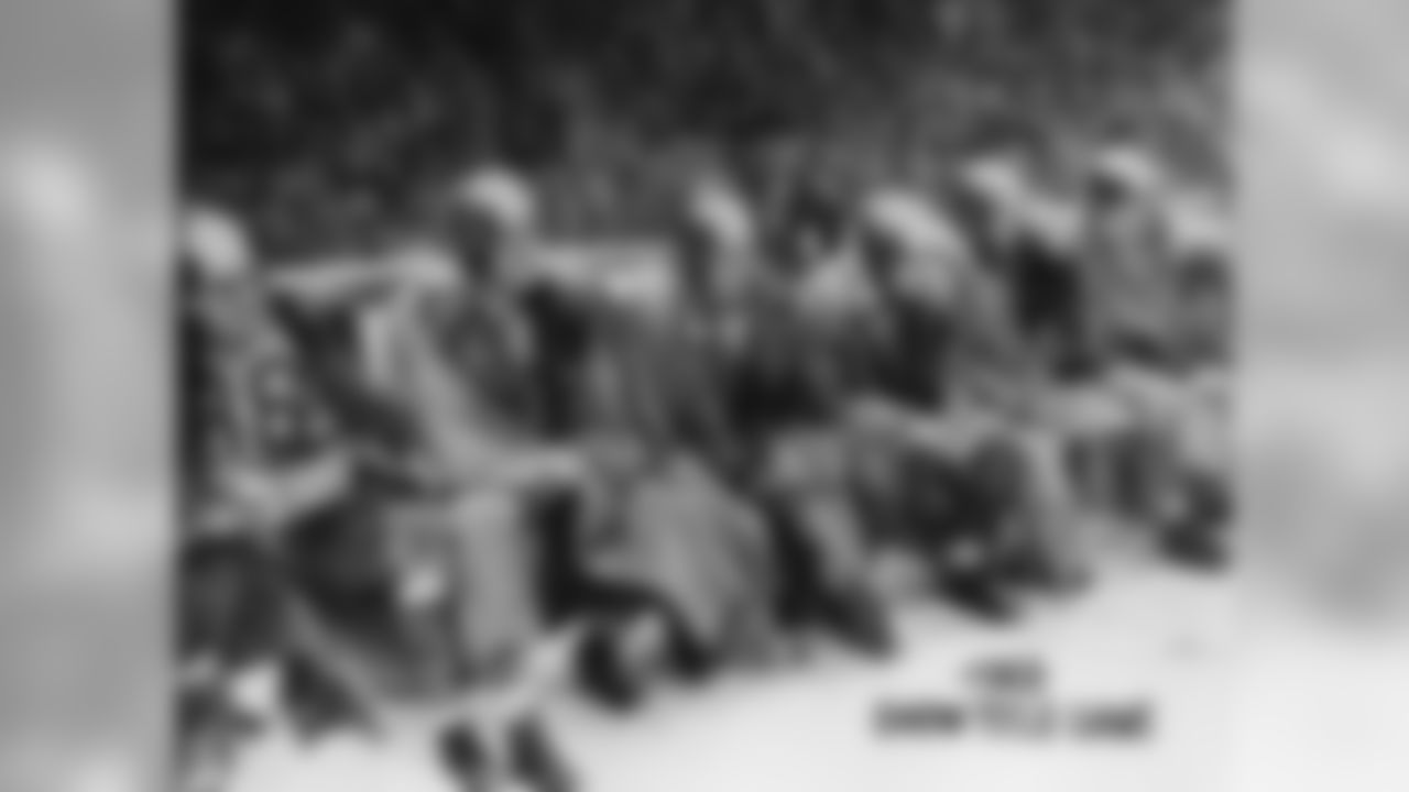 The Philadelphia Eagles bench watches the action in the snow during their 7-0 win over the Chicago Cardinals on 12/19/1948. 1948 NFL Championship Game - Philadelphia Eagles vs Chicago Cardinals -