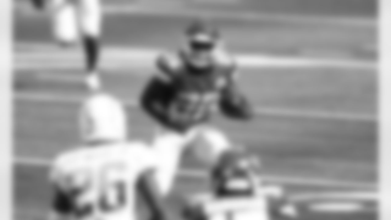 Kansas City Chiefs running back Clyde Edwards-Helaire (25) during the game between the Kansas City Chiefs and the Los Angeles Chargers at SoFi Stadium on September 20, 2020