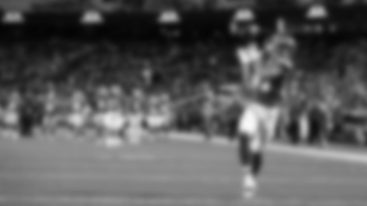 Kansas City Chiefs face off against the Tennessee Titans at GEHA Field at Arrowhead Stadium on November 6, 2022.