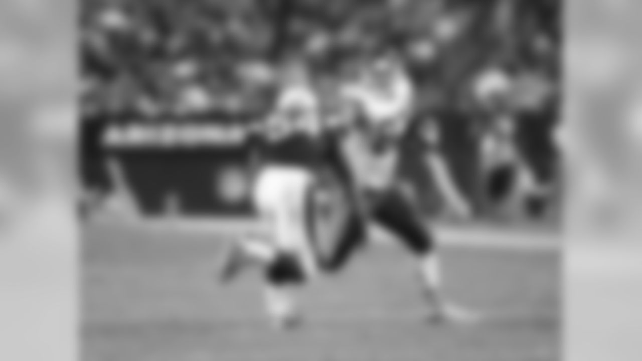 Kansas City Chiefs tight end Travis Kelce (87) runs the ball.
