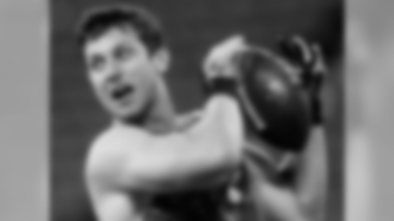 Notre Dame TE Tyler Eifert hauls in a pass during workouts