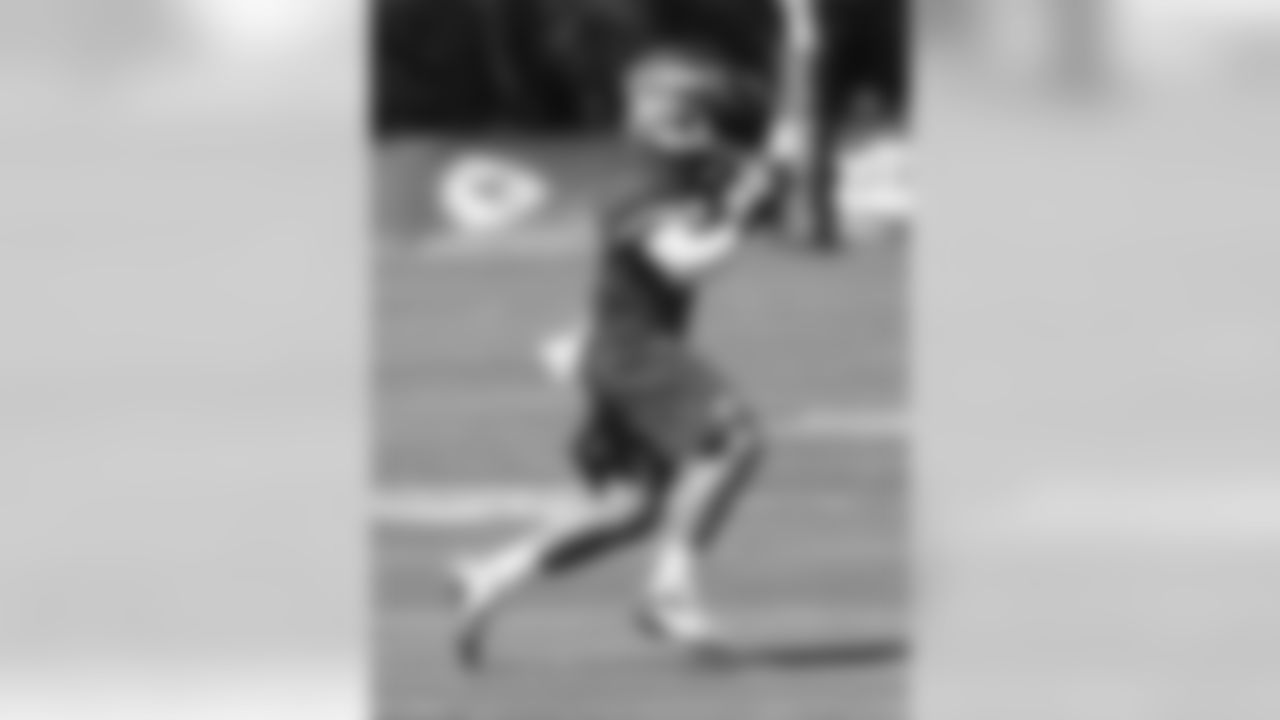 WR Albert Wilson catching a pass.