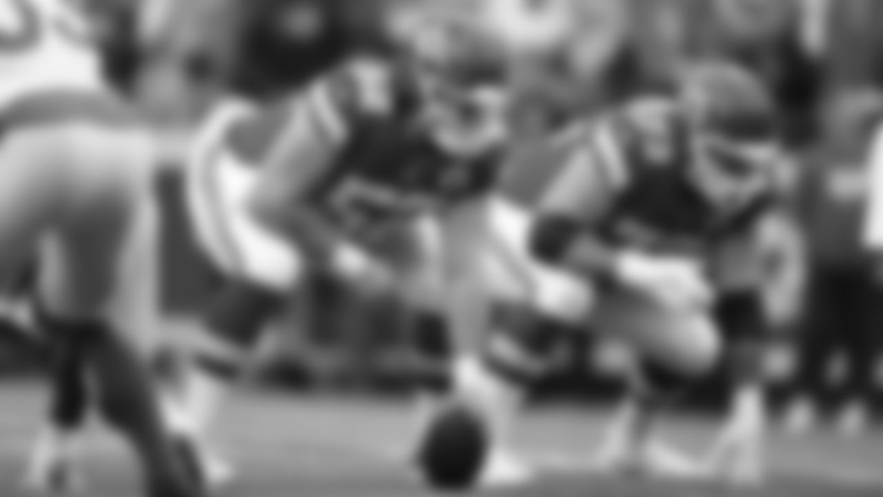 Kansas City Chiefs face off against the Los Angeles Rams at GEHA Field at Arrowhead Stadium on November 27, 2022.