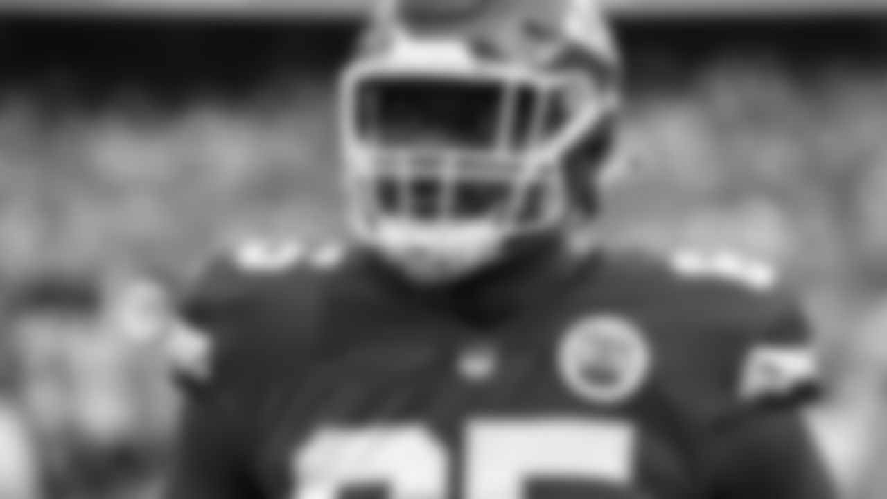 Kansas City Chiefs face off against the Los Angeles Chargers on GEHA Field at Arrowhead Stadium on September 15th, 2022.