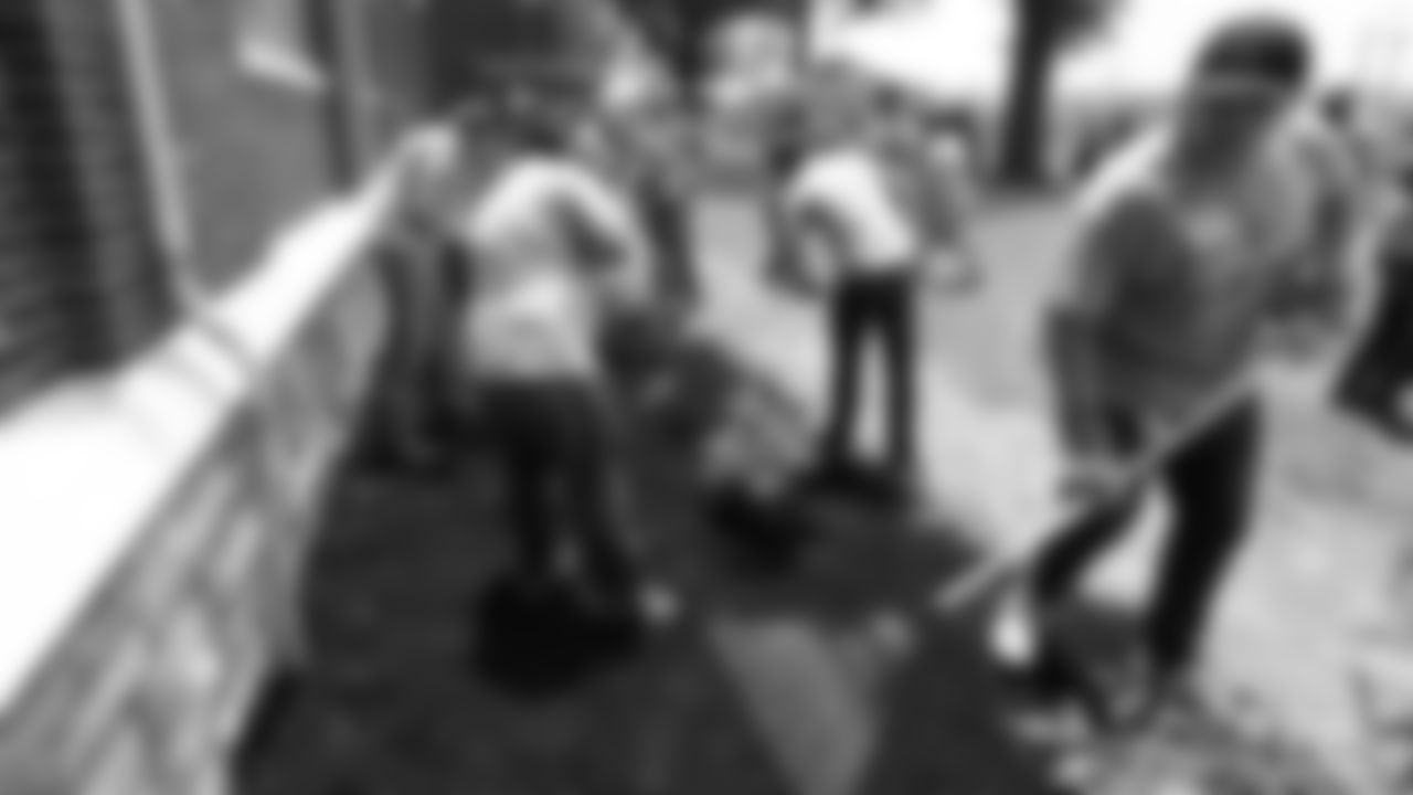 005_NFL_Huddle_100