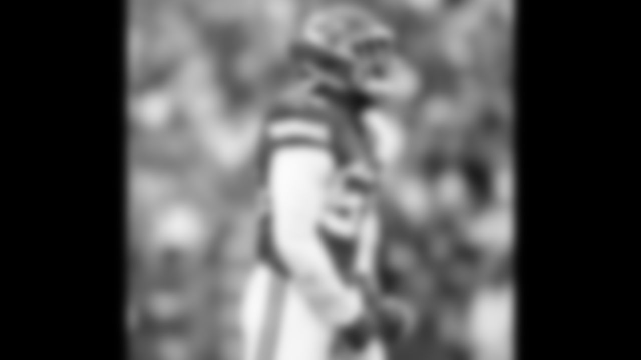 Kansas City Chiefs inside linebacker Anthony Hitchens (53) celebrates during an NFL football game against the Pittsburgh Steelers, Sunday, December 26, 2021 in Kansas City.
