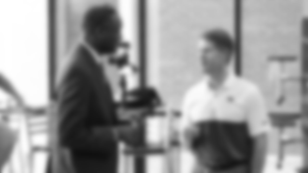027_NFL_Huddle_100