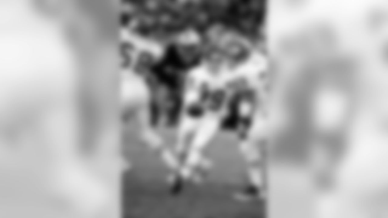 Chiefs QB Joe Montana prepares to hand off to RB Greg Hill in the second quarter during the Chiefs 19-9 win on December 24, 1994.