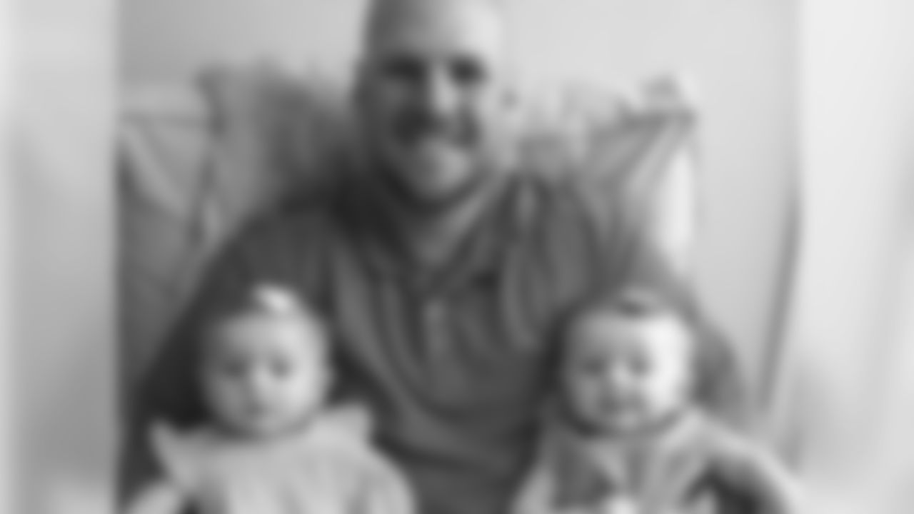 Chiefs LS Thomas Gafford with twin daughters