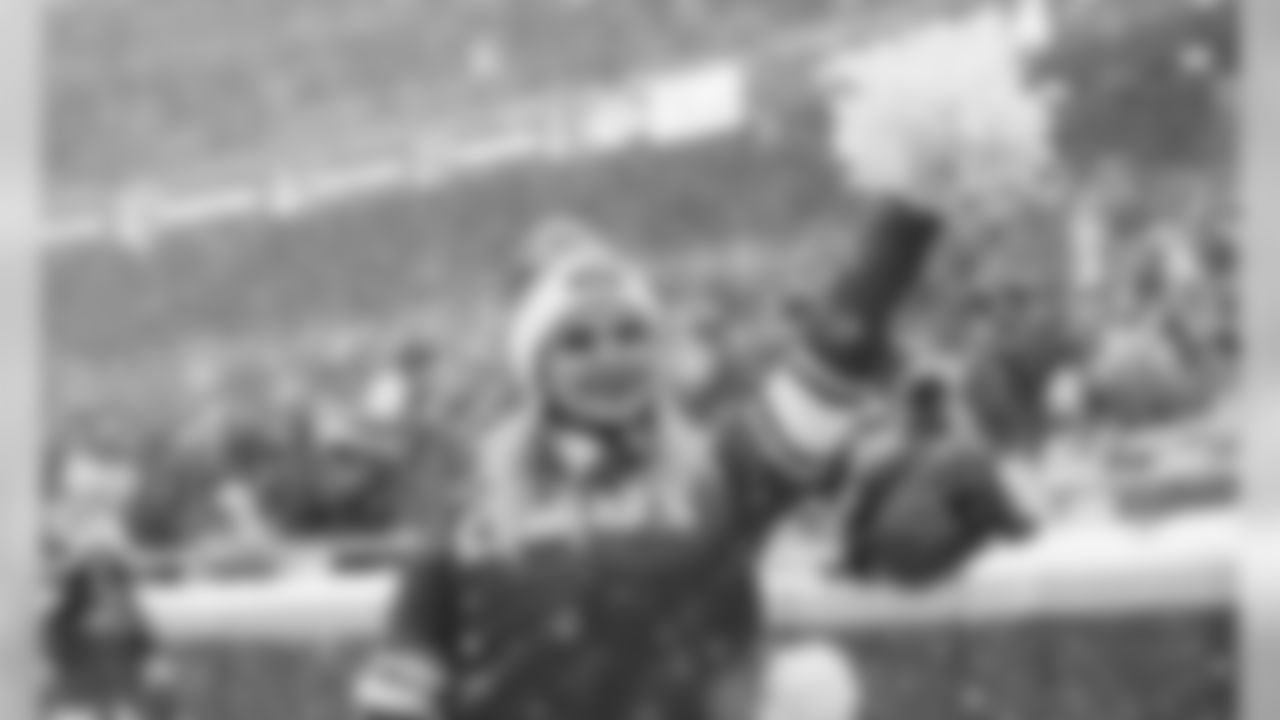 031-19KCvDEN_Cheer
