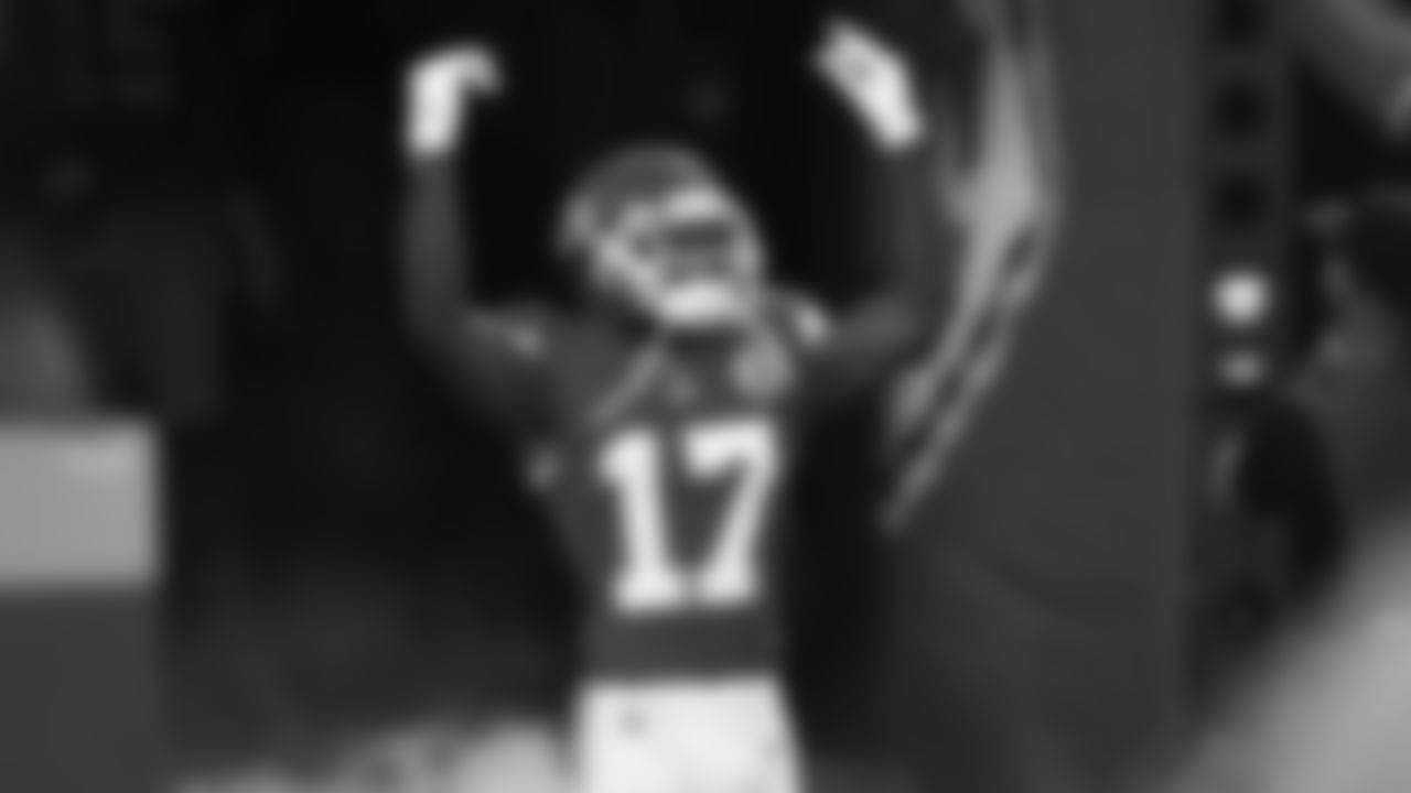 Kansas City Chiefs face off against the Los Angeles Chargers on GEHA Field at Arrowhead Stadium on September 15th, 2022.