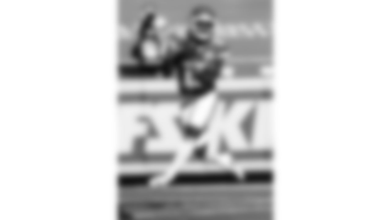 Kansas City Chiefs Wide Receiver Tyreek Hill (10) makes a catch for a touchdown during an NFL Football game against the New York Jets, Sunday November 1, 2020.
